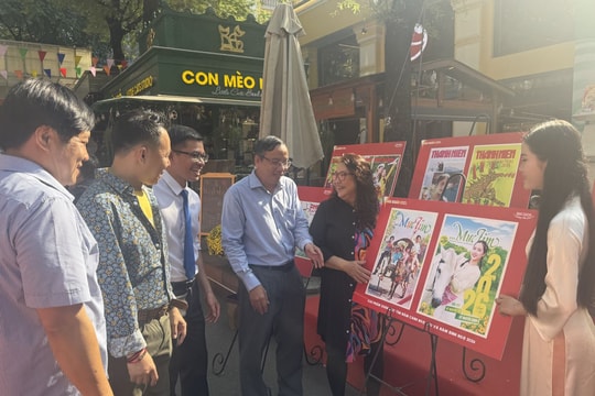 'Báo Xuân tiến bước thời đại số' lần đầu được triển lãm tại Đường sách TP Hồ Chí Minh