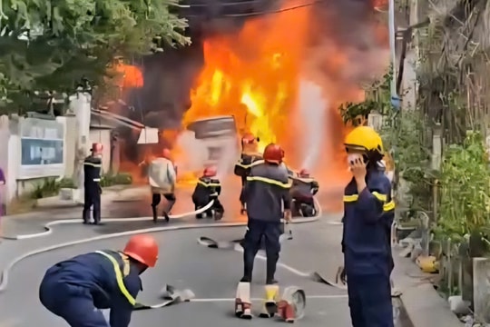 TP Hồ Chí Minh: Xe bồn cháy dữ dội ở Nhà Bè, cột khói đen bốc cao hàng chục mét