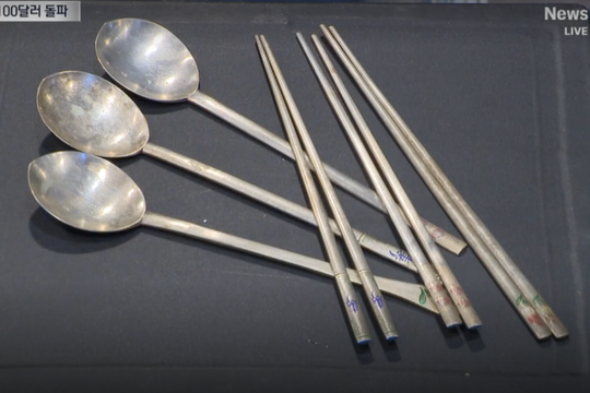 Xếp hàng bán thìa, đũa bạc khi giá lập đỉnh