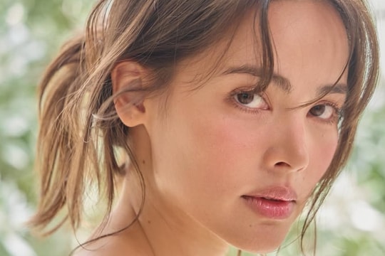 Nhan sắc 'bông hồng lai đẹp nhất Thái Lan'