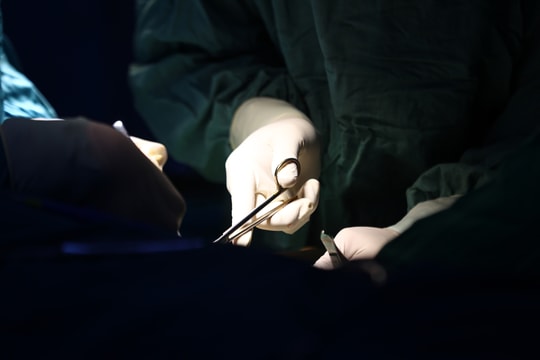 Ba bé trai mất tinh hoàn vì qua 'giờ vàng' cấp cứu