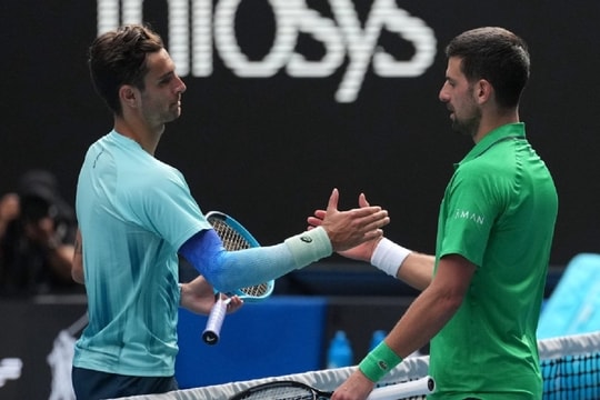 Djokovic thoát thua khó tin ở Australia Mở rộng