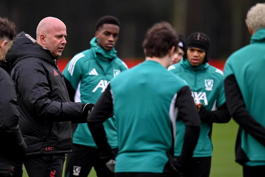 Carragher: 'Slot có thể mất ghế nếu Liverpool không dự Champions League'