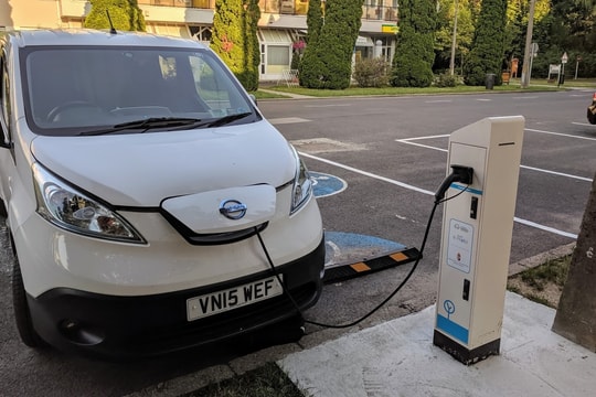 Doanh số xe thuần điện tại châu Âu lần đầu vượt xe xăng