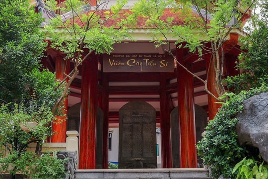 Đục bỏ tên giảng viên trên bia tiến sĩ vì dùng bằng giả