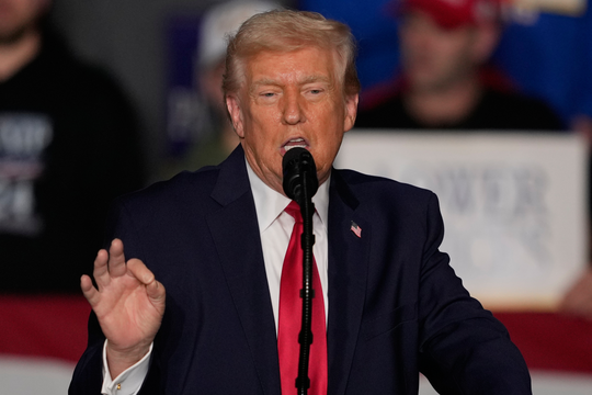 Ông Trump: Một hạm đội đẹp đẽ nữa đang đến gần Iran