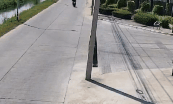 Xe máy lao như tên bắn hạ gục cột điện