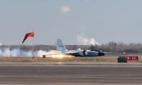 Phi cơ hàng hiếm của Mỹ mài bụng tóe lửa trên đường băng