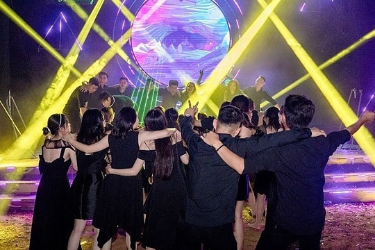 'Hành xác' tập văn nghệ Year End Party