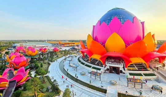 Một doanh nghiệp bánh pía xây liên hoa bảo tháp 3 tầng ở Cần Thơ