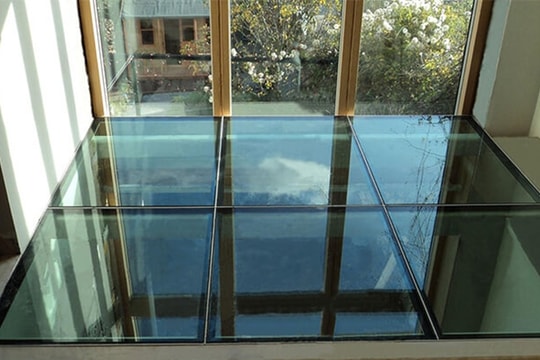 Có nên dùng kính cường lực thay thế sàn bê tông?