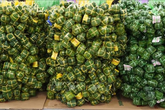 Làng nghề truyền thống sôi động vào mùa cao điểm