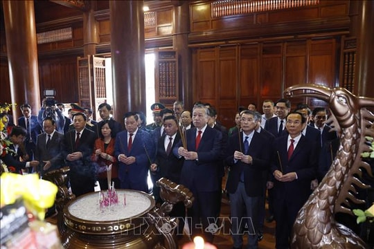 Tổng Bí thư Tô Lâm dâng hương tưởng niệm Chủ tịch Hồ Chí Minh tại Nghệ An