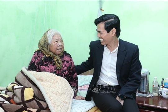 Thăm, chúc Tết và tặng quà cho người có công, gia đình chính sách