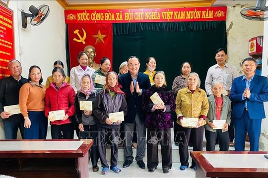 Hải Phòng: Tặng quà các đối tượng chính sách, người có công nhân dịp Tết Nguyên đán Bính Ngọ