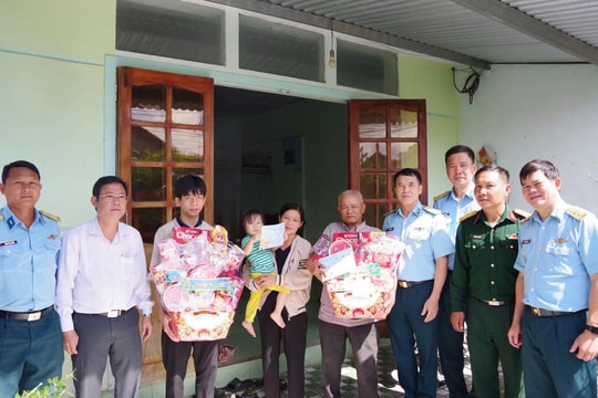 Khen thưởng các cá nhân hỗ trợ cứu hộ trong vụ tai nạn bay