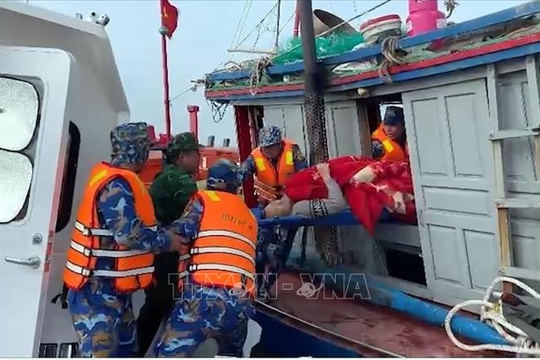 Ứng cứu thành công một thuyền viên bị đứt rời bàn chân trên biển