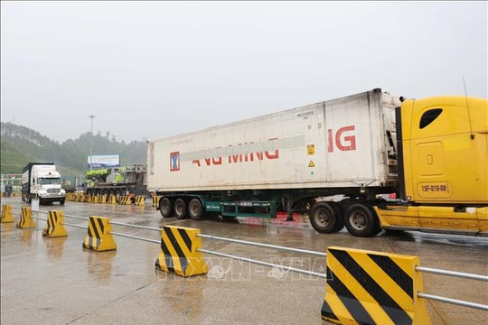 Cửa khẩu Hữu Nghị Quan (Trung Quốc) tăng tốc thông quan dịp cận Tết Nguyên đán