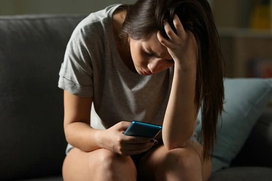 Vợ mang bầu 7 tháng, chồng lại thích tâm sự với đồng nghiệp nữ lúc nửa đêm