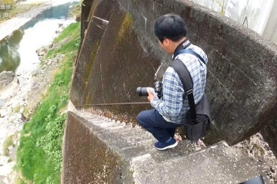 Cầu thang dựng đứng cao 10m: Leo lên khó, bước xuống là thử thách sinh tử