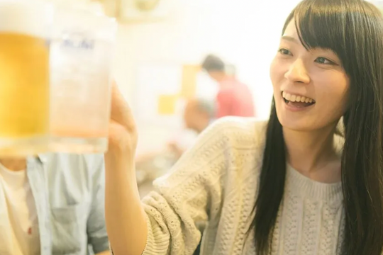 Quán bar gây tranh cãi vì cấm khách trên 40 tuổi