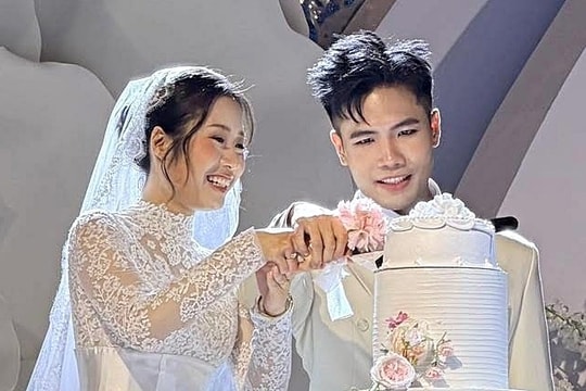 Rapper 'Yêu anh đi mẹ anh bán bánh mì' cưới