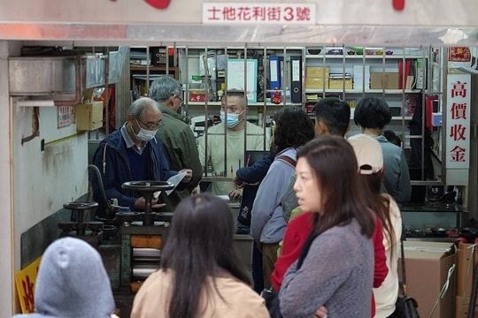 Người Trung Quốc đổ xô đến cửa hàng vàng khi giá tăng cao