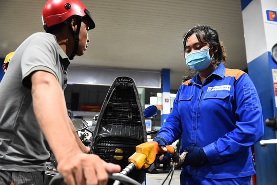 Giá xăng lên sát 19.000 đồng một lít