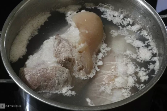 Có nên uống nước luộc thịt?