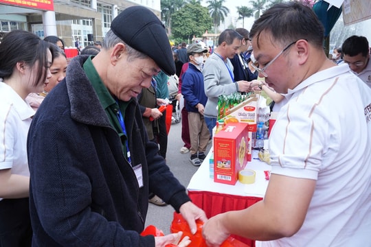 Chợ Tết 0 đồng cho bệnh nhân ung thư