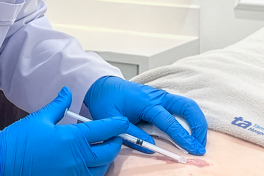 Tiêm hoạt chất làm phẳng sẹo lồi