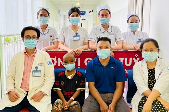 Người anh 10 tuổi là 'cơ hội sống cuối cùng' của em trai suy tủy