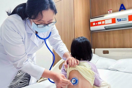 Bé gái bị viêm phế quản chồng viêm tai giữa, mày đay