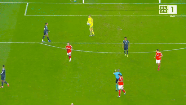 Vì sao Mbappe bị từ chối bàn thắng 'ăn cắp trứng gà'?