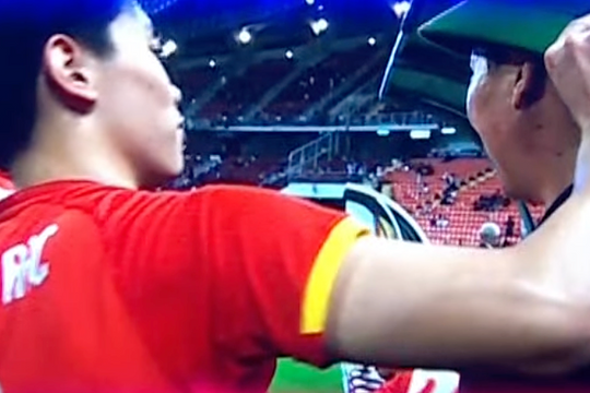 Khoảnh khắc ‘Đình Bắc đội mũi cối cho HLV Kim’ thắng giải ở Cup Chiến thắng