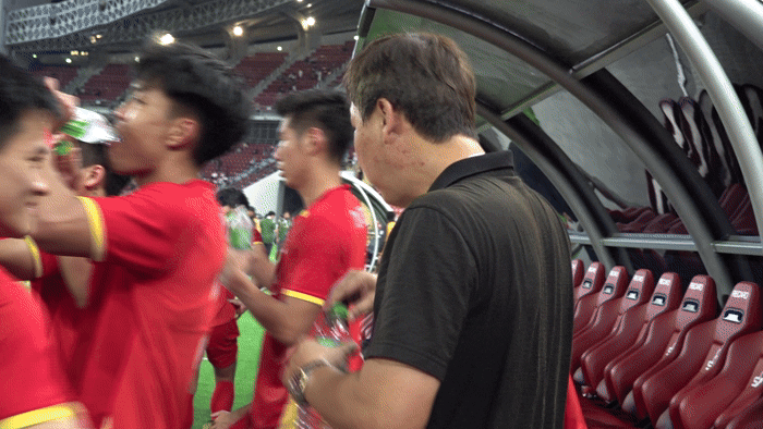 Khoảnh khắc ‘Đình Bắc đội mũ cối cho HLV Kim’ thắng giải ở Cup Chiến thắng