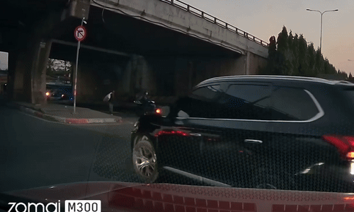 Rẽ cắt đầu xe khác, ôtô đâm vào xe máy