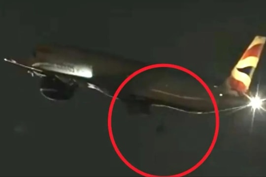 Máy bay chở khách Anh rơi bánh khi cất cánh