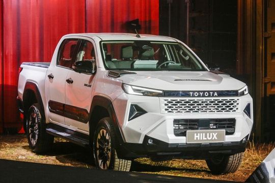 Toyota Hilux thế hệ mới ra mắt Việt Nam, giá cao nhất 903 triệu đồng