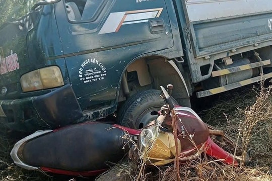 Ôtô trôi dốc tông chết bé gái đi bộ