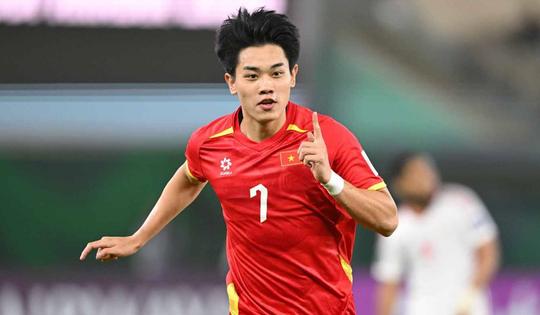 Cú "nhổ giò" thoát còi của cầu thủ Đình Bắc từ 1m50 cao lên 1m80