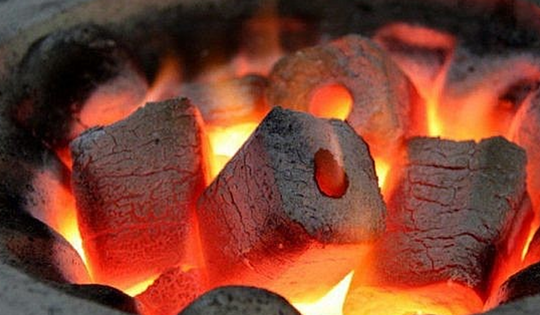 Đốt than sưởi ấm trong phòng kín, chồng tử vong, vợ nguy kịch