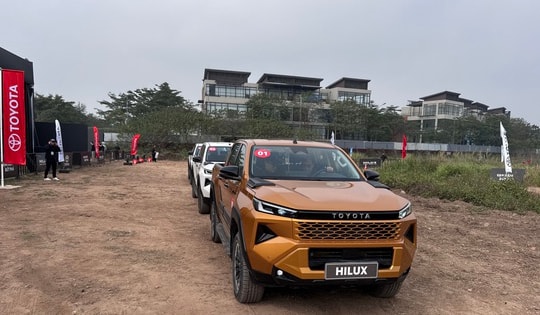 Hilux mới mở màn 2026, thị trường xe bán tải sắp đổi ngôi?