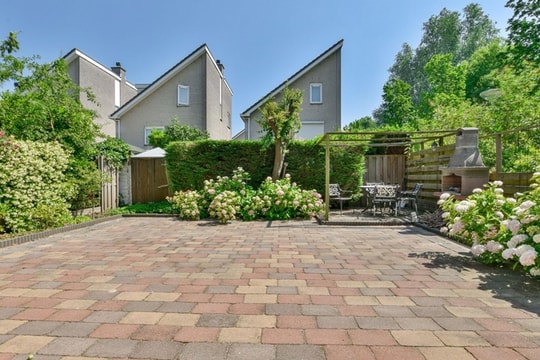 Lưu ý quan trọng khi chọn đá lát sân vườn biệt thự bền, đẹp