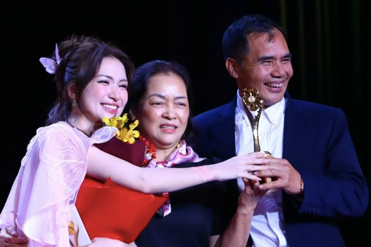 Hoà Minzy bị chê 'kém duyên' khi mời bố mẹ lên cùng nhận giải