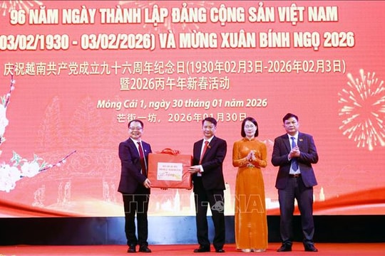Lãnh đạo TP Đông Hưng (Trung Quốc) chúc mừng kỷ niệm 96 năm Ngày thành lập Đảng Cộng sản Việt Nam