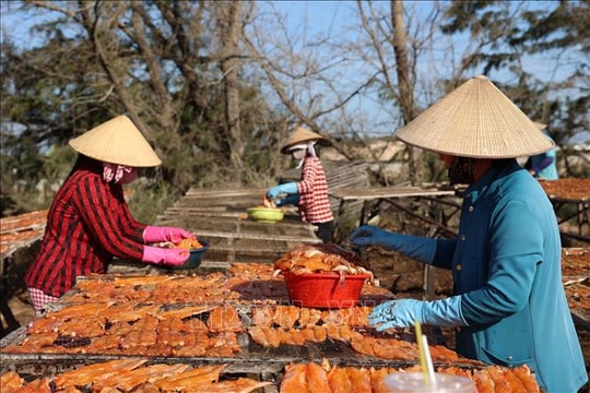 Nhu cầu Tết tăng mạnh, làng nghề hải sản khô vào mùa cao điểm