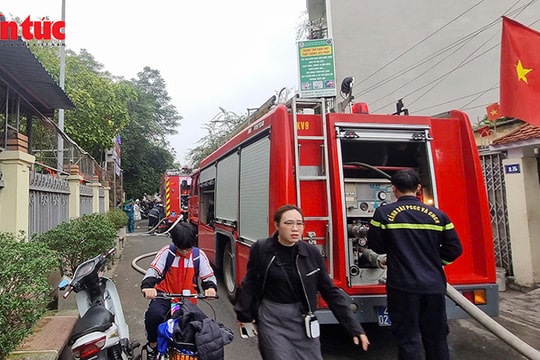 Cháy kho chứa đồ và bãi xe trường THCS Minh Khai