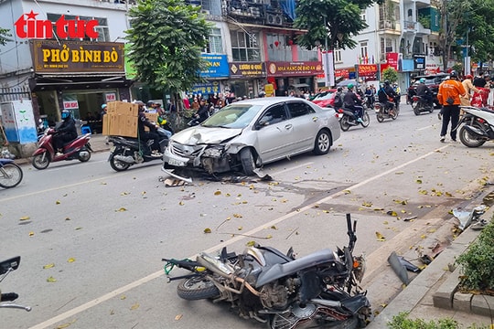 Ô tô đi ngược chiều gây tai nạn liên hoàn, 3 người bị thương nặng