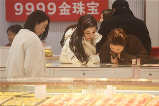 Giá vàng và bạc lao dốc trước tin đồn về 'ghế nóng' Chủ tịch Fed